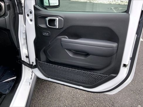 Certified 2023 Jeep Gladiator Sport AWD/4WD image 18