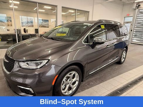 Used 2023 Chrysler Pacifica Limited image 4