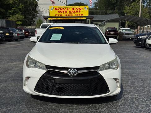 Used 2015 Toyota Camry SE image 2