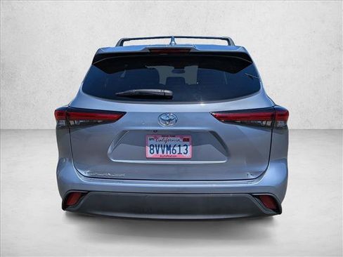Used 2021 Toyota Highlander LE FWD image 7