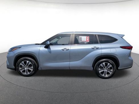 Used 2023 Toyota Highlander XLE FWD image 3