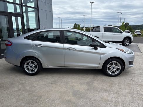 Used 2018 Ford Fiesta SE FWD image 4