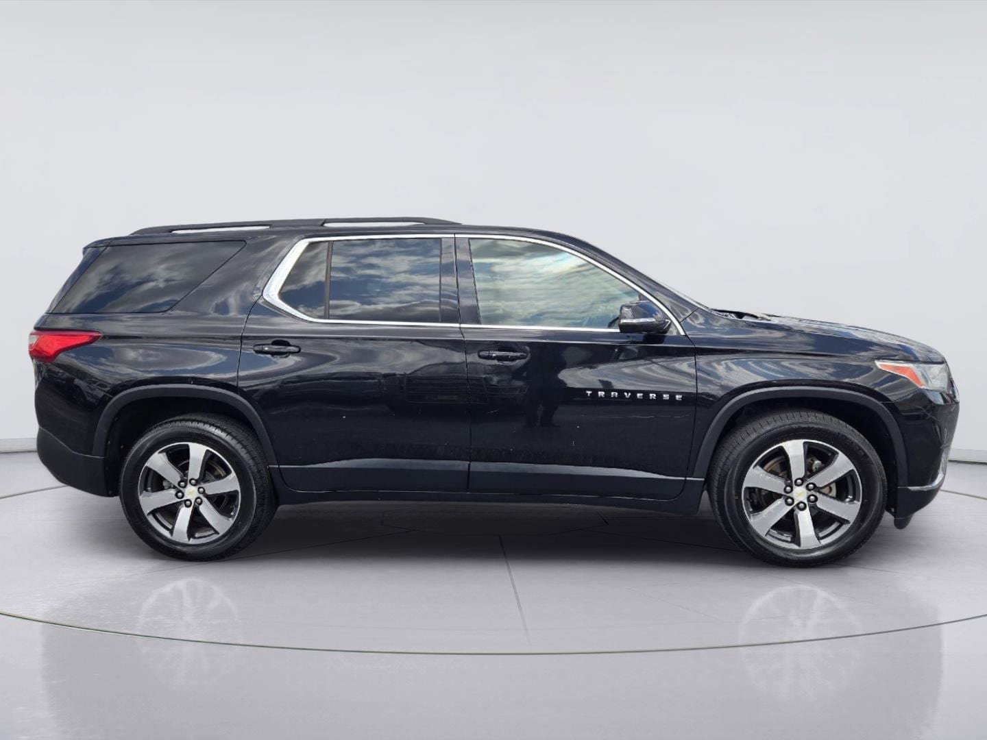 Used 2019 Chevrolet Traverse LT w/ LT Premium Package FWD image 4