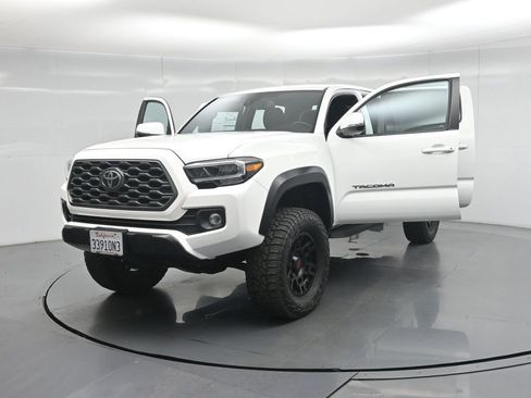 Used 2022 Toyota Tacoma TRD Off-Road w/ Technology Package AWD/4WD image 28