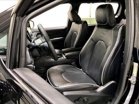 Used 2025 Chrysler Pacifica Limited FWD image 25
