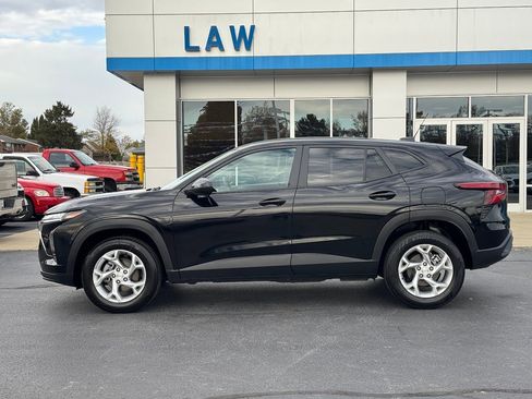Used 2025 Chevrolet Trax LS w/ LS Convenience Package image 8