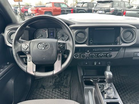 Used 2018 Toyota Tacoma TRD Sport image 15