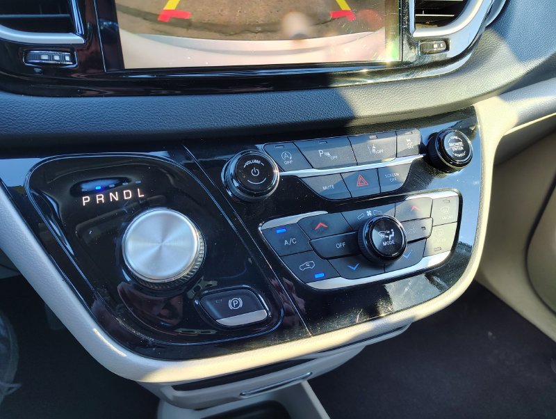Used 2024 Chrysler Pacifica Touring-L FWD image 17