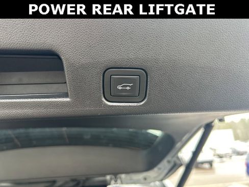 Used 2025 Chevrolet Traverse LT image 37