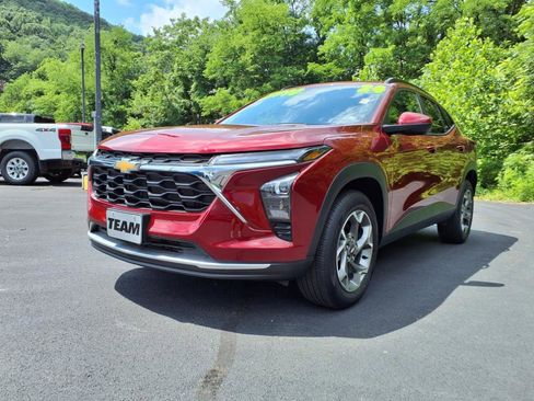 Used 2024 Chevrolet Trax LT w/ Driver Confidence Package image 2