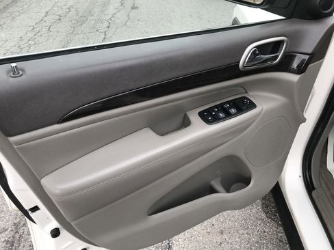 Used 2012 Jeep Grand Cherokee Laredo w/ Laredo E Group image 8