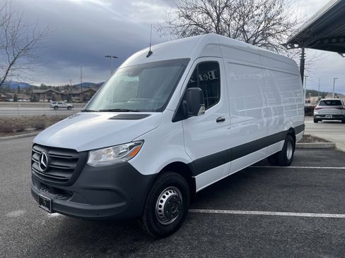 Used 2024 Mercedes-Benz Sprinter 4500 image 4