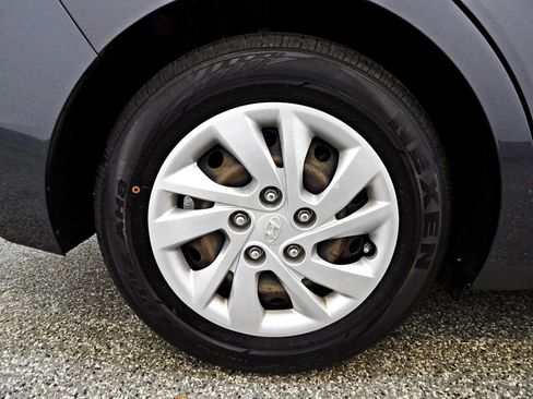 Used 2020 Hyundai Elantra SE FWD image 20