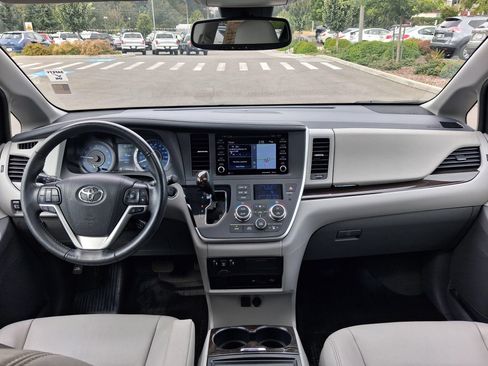 Used 2020 Toyota Sienna XLE Premium AWD/4WD image 10