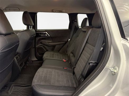 Used 2024 Mitsubishi Outlander SE image 23