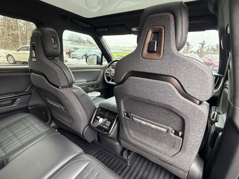 Used 2025 Rivian R1S Premium image 27