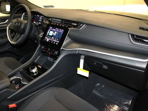 New 2025 Jeep Grand Cherokee Laredo X w/ Luxury Tech Group I image 29