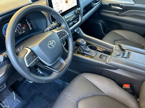 Used 2025 Toyota Grand Highlander FWD image 11