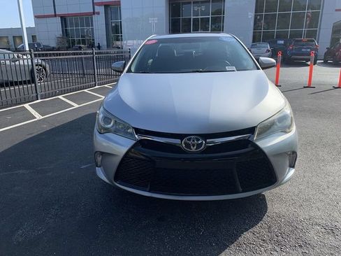 Used 2015 Toyota Camry SE w/ Moonroof Package FWD image 3