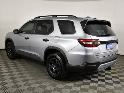 Used 2025 Honda Pilot TrailSport image 8