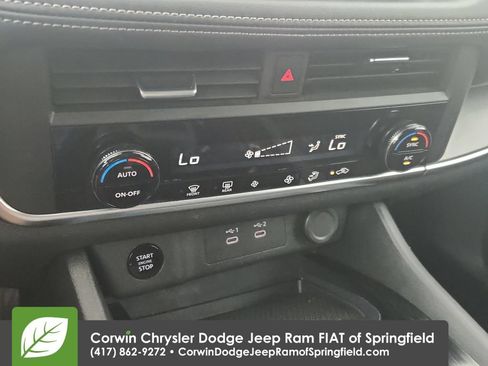 Used 2024 Nissan Rogue SV FWD image 25