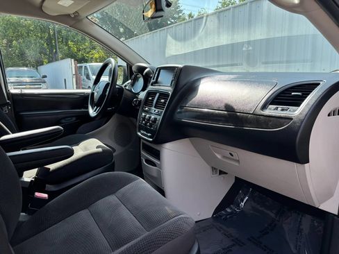 Used 2018 Dodge Grand Caravan SE w/ UConnect Hands-Free Group FWD image 15