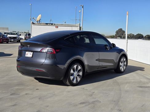 Used 2024 Tesla Model Y 2WD image 4