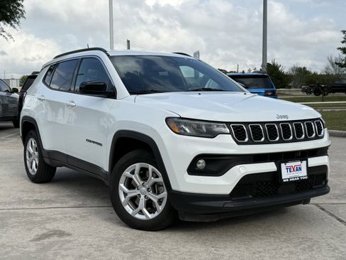 Used 2024 Jeep Compass Latitude image 2