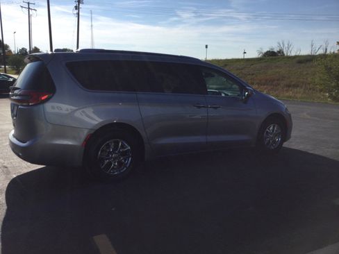 Used 2021 Chrysler Pacifica Touring-L image 7
