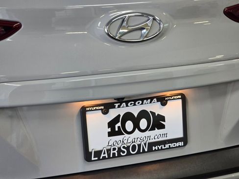 Used 2022 Hyundai Kona SE image 15