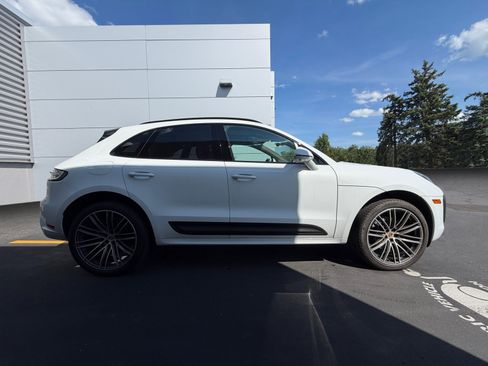 Certified 2025 Porsche Macan AWD/4WD image 12