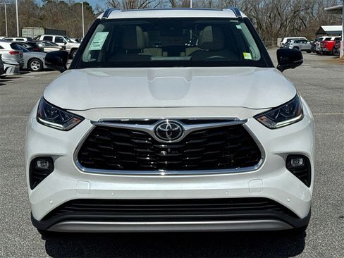 Used 2024 Toyota Highlander Limited image 8