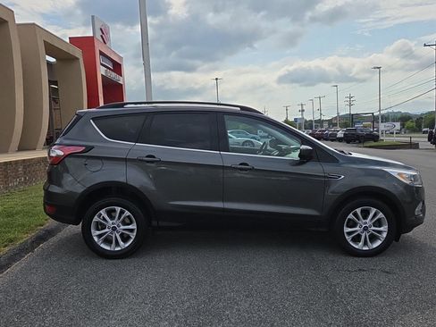 Used 2017 Ford Escape SE w/ Equipment Group 201A FWD image 2