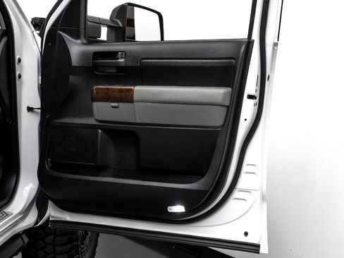 Used 2010 Toyota Tundra 4x4 CrewMax image 45