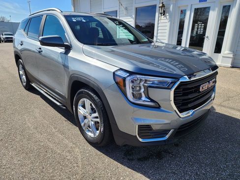 Used 2023 GMC Terrain SLE w/ Driver Convenience Package image 3