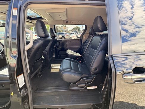 Used 2017 Toyota Sienna SE Premium FWD image 21