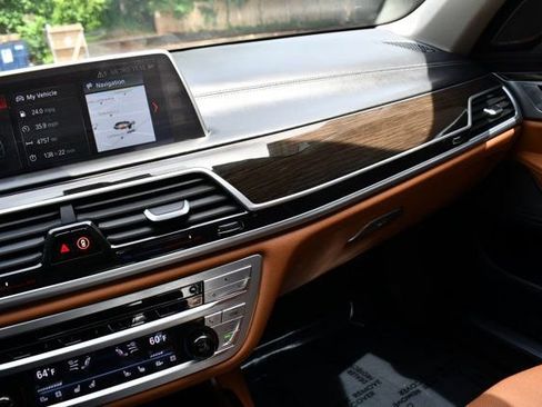 Used 2018 BMW 750i image 30