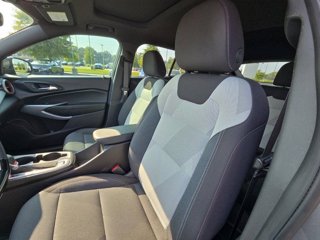 Used 2025 Chevrolet Trax RS w/ Sunroof Package FWD image 26