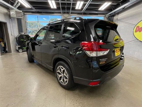 Used 2024 Subaru Forester Premium AWD/4WD image 3