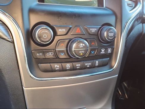 Used 2021 Jeep Grand Cherokee Laredo image 12