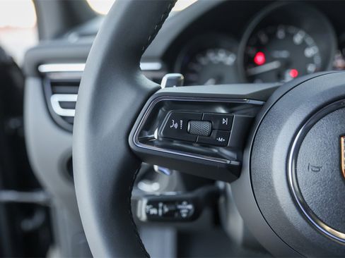 Certified 2025 Porsche Macan image 15