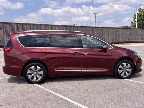 Used 2020 Chrysler Pacifica Limited w/ Advanced Safetytec Group FWD image 7