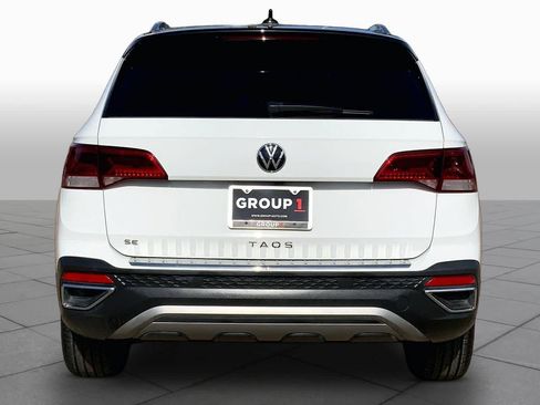 Used 2023 Volkswagen Taos SE w/ Panoramic Sunroof Package FWD image 5