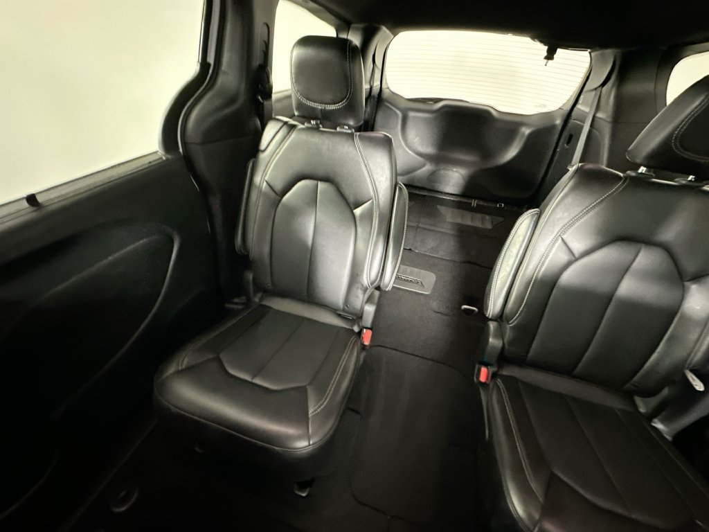 Used 2025 Chrysler Pacifica Select FWD image 12