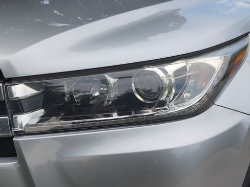 Used 2019 Toyota Highlander Limited Platinum FWD image 6