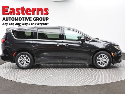 Used 2022 Chrysler Voyager LX FWD image 4