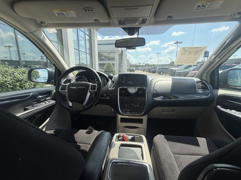Used 2012 Chrysler Town & Country Touring w/ Entertainment Group #1 FWD image 28