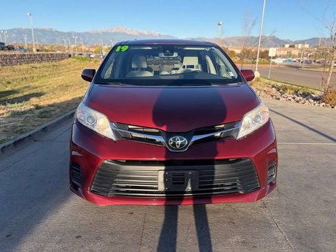 Used 2019 Toyota Sienna LE w/ Carpet Mat Package FWD image 2