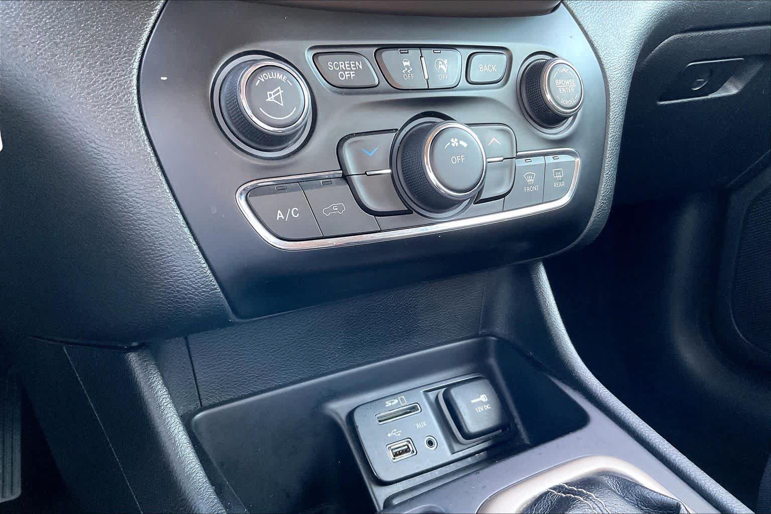 Used 2015 Jeep Cherokee Latitude FWD image 33
