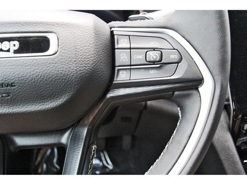 Used 2025 Jeep Grand Cherokee Altitude RWD image 16